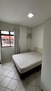 Apto com ótima localização, centro de Meia Praia