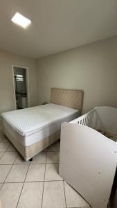 Apto com ótima localização, centro de Meia Praia