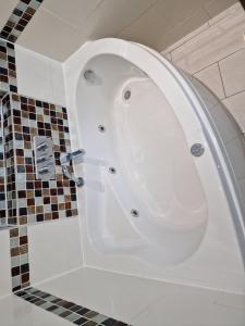 5 Bed 5 Bath Luxury Home Near Heathrow Free Parking