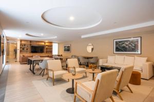 Luxury 2BR with Pool, Gym & Coworking