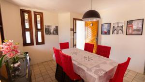 Casa com Wi-Fi, Piscina e Garagem a 550m da Praia