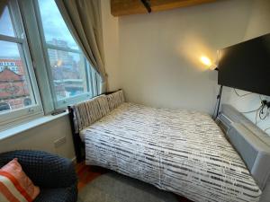 Heart of Notts, Corner Top View Modern & Cosy Studio