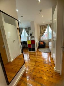 Heart of Notts, Corner Top View Modern & Cosy Studio