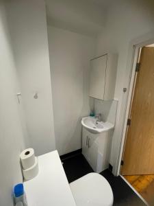 Heart of Notts, Corner Top View Modern & Cosy Studio