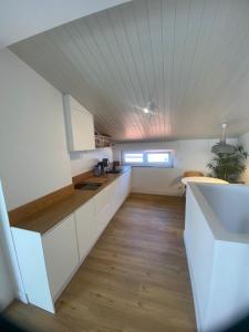 Brand New Cozy Challet-10m walk to the Beach