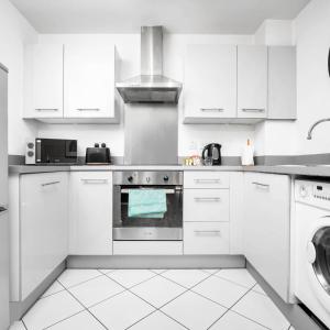 Stylish City Centre Apartment with Private Terrace - Netflix 126S