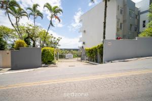 Ap em Cond. c acesso, a 200m da praia CBO0103