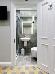 Micro Studio with Terrace, Central for solo stays