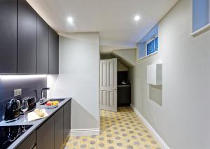 Micro Studio with Terrace, Central for solo stays