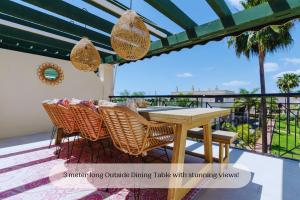 StayatSas Marbella, close to the beach, large 80 m2 terrace, large swimming pools, parking included, 10 minutes from the centre