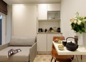 Micro studio-Basement floor- Shared kithen. W1U