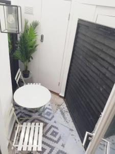 Micro studio-Basement floor- Shared kithen. W1U