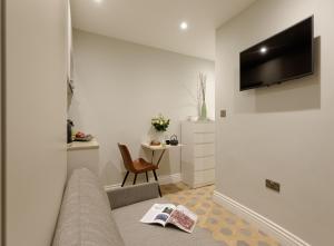 Micro studio-Basement floor- Shared kithen. W1U