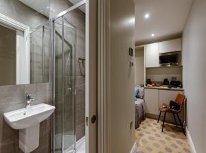 Micro studio-Basement floor- Shared kithen. W1U