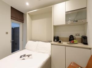 Micro studio-Basement floor- Shared kithen. W1U