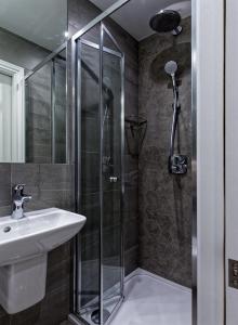 Micro studio-Basement floor- Shared kithen. W1U