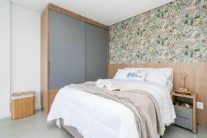 Com linda vista e piscina perto das praias e aeroporto