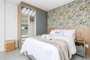 Com linda vista e piscina perto das praias e aeroporto