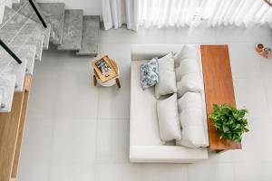 Com linda vista e piscina perto das praias e aeroporto