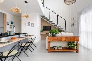 Com linda vista e piscina perto das praias e aeroporto