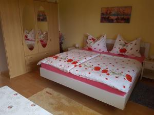 Twin Room with Mountain View room in Haus zur Sonne