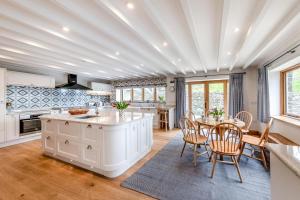 4 Bed in Derwenlas oc-c29244