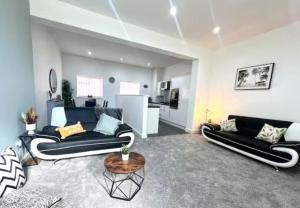 Comfortable Stay at Glen Cottage, Free Parking, Sleeps 9, Fast WIFI