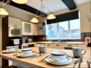 Spacious 6-Bed with Pool Table Desks in every room