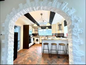 Spacious 6-Bed with Pool Table Desks in every room