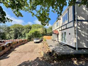 Spacious 6-Bed with Pool Table Desks in every room