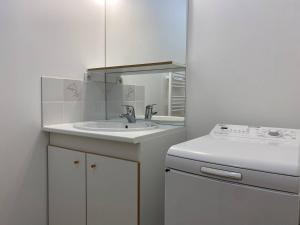 109 - Appartement T3 lumineux à quelques mètres de la plage de Sables-Dor-Les-Pins.