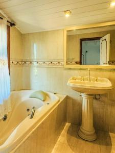 Casa de alto padrão em condomínio fechado