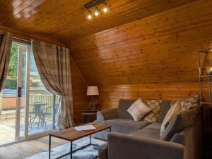 Cear 2- Private Hot Tub- Perth-Pet Friendly Lodge