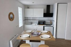 Vaste studio 3 personnes avec balcon et parking