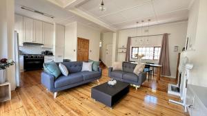 Stylish Edwardian Townhouse with Mountain Views