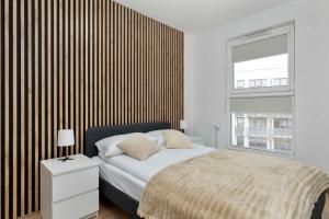 Stylish Apartment in Gdańsk with Balcony Desk and Bathtub by Noclegi Renters