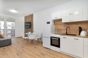 Stylish Apartment in Gdańsk with Balcony Desk and Bathtub by Noclegi Renters