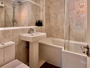 Stylish 1 Bedroom Apartment with Free Parking and Links to London & Essex