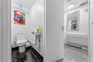 New Modern Hybrid 4 Bedrooms 7 Bed apartment 12 guest capacity