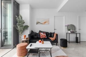 Luxury 50th Floor 2BR at Queens Wharf with Parking