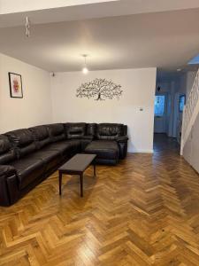 Spacious 4-Bedroom Home in Ashford, Kent - Perfect for Families and Groups