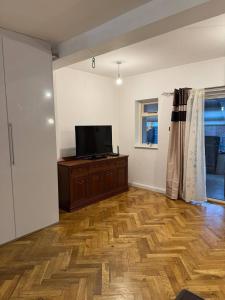 Spacious 4-Bedroom Home in Ashford, Kent - Perfect for Families and Groups