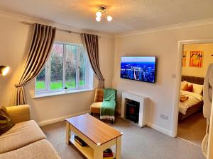 Stylish 1 Bedroom Apartment with Free Parking and Links to London & Essex