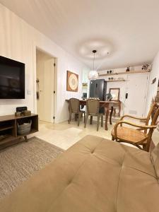 Flat perto da praia de Copacabana com varanda, piscina e sauna