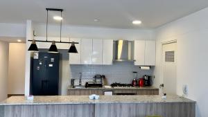 Cozy Miraflores flat Steps to Malecón King Bed