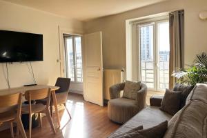 Charming Flat by Canal Saint-Martin Lines 1158