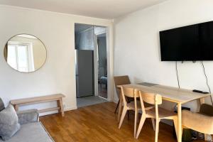 Charming Flat by Canal Saint-Martin Lines 1158