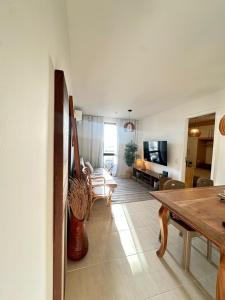 Flat perto da praia de Copacabana com varanda, piscina e sauna