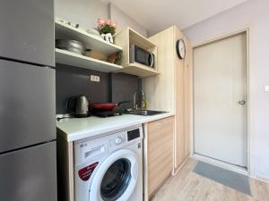 Spacious Studio Near BTS Kitchen & Washer