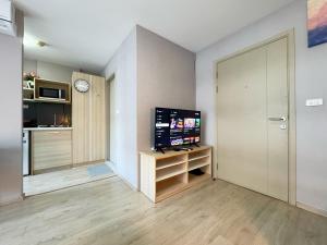 Spacious Studio Near BTS Kitchen & Washer